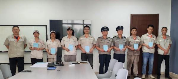 员工手册发放现场合影(1).jpg